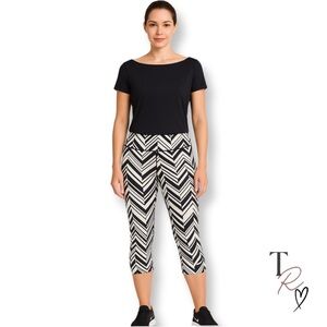 Nike Dri-Fit Black and White Zig Zag Printed Capri Leggings Size Medium
